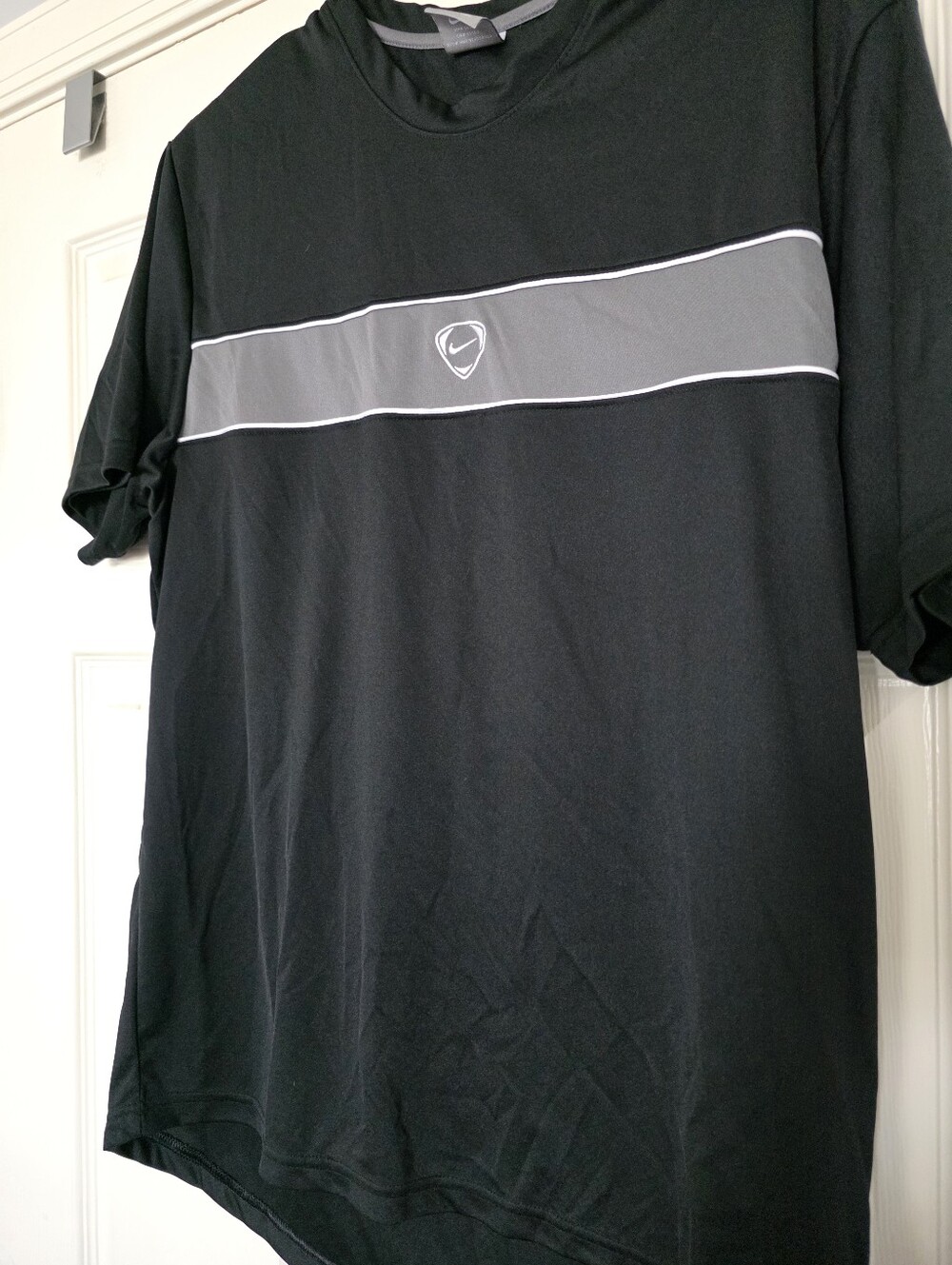 Nike T-Shirt Mens Black Grey Stripe Swoosh Shield Logo Athletic Short Sleeve M